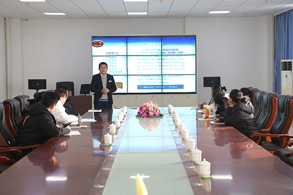 In order to help new employees better understand the development process of China Coal Group and adapt to the new working environment as soon as possible, to become a member of China Coal Group family. On the morning of January 20, Shandong China Coal Group 2018 new employees training seminar held in the east conference room on the second floor of E-commerce building. The newly recruited staff of Group's various departments and companies attended the training session, the meeting chaired by the human resources director Feng Yuyang.