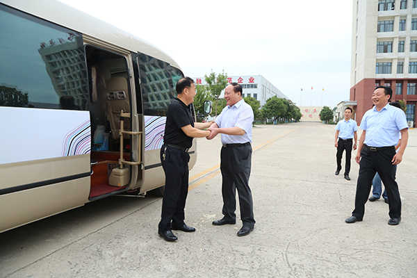 In the afternoon of September 5, Wang Jianwei, Director of the Department of Integration and Promotion of the Ministry of Industry and Information Technology, and Li Yonghua, Director of the Software and Information Technology Division of the Provincial Economic and Information Committee, accompanied by Wang Youbing, an investigator of the Jining Economic and Trade Commission, were on a visit to Shandong China Coal Group. 