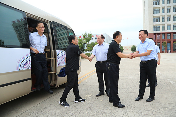 In the afternoon of September 5, Wang Jianwei, Director of the Department of Integration and Promotion of the Ministry of Industry and Information Technology, and Li Yonghua, Director of the Software and Information Technology Division of the Provincial Economic and Information Committee, accompanied by Wang Youbing, an investigator of the Jining Economic and Trade Commission, were on a visit to Shandong China Coal Group. 