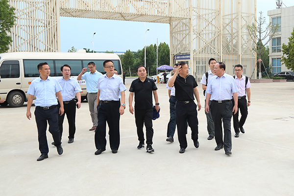 In the afternoon of September 5, Wang Jianwei, Director of the Department of Integration and Promotion of the Ministry of Industry and Information Technology, and Li Yonghua, Director of the Software and Information Technology Division of the Provincial Economic and Information Committee, accompanied by Wang Youbing, an investigator of the Jining Economic and Trade Commission, were on a visit to Shandong China Coal Group. 