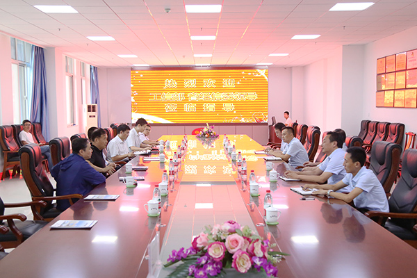 In the afternoon of September 5, Wang Jianwei, Director of the Department of Integration and Promotion of the Ministry of Industry and Information Technology, and Li Yonghua, Director of the Software and Information Technology Division of the Provincial Economic and Information Committee, accompanied by Wang Youbing, an investigator of the Jining Economic and Trade Commission, were on a visit to Shandong China Coal Group. 