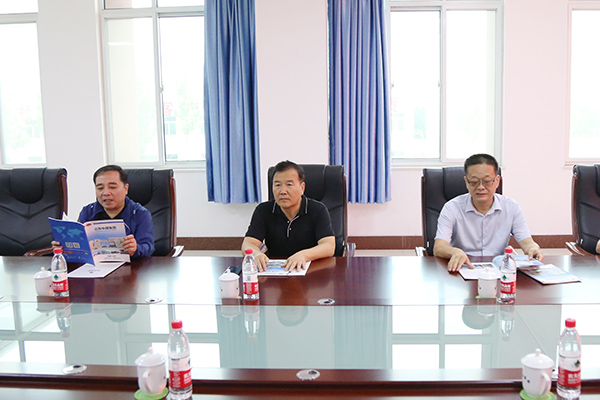 In the afternoon of September 5, Wang Jianwei, Director of the Department of Integration and Promotion of the Ministry of Industry and Information Technology, and Li Yonghua, Director of the Software and Information Technology Division of the Provincial Economic and Information Committee, accompanied by Wang Youbing, an investigator of the Jining Economic and Trade Commission, were on a visit to Shandong China Coal Group. 