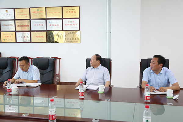 In the afternoon of September 5, Wang Jianwei, Director of the Department of Integration and Promotion of the Ministry of Industry and Information Technology, and Li Yonghua, Director of the Software and Information Technology Division of the Provincial Economic and Information Committee, accompanied by Wang Youbing, an investigator of the Jining Economic and Trade Commission, were on a visit to Shandong China Coal Group. 