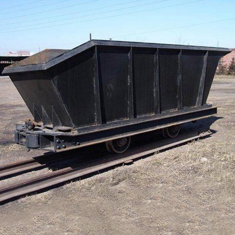 The mine wagon makes the unloading of the ballast not restricted by the abandoned ballast site